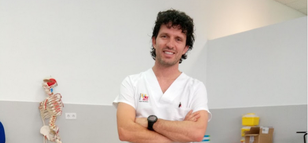 Emilio Poveda, profesor del Máster en Fisioterapia, colabora con el tenista Alex de Miñaur